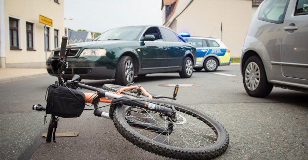 Chłopiec na rowerze wjechał tuż pod nadjeżdżający samochód.