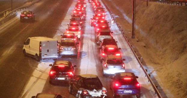śnieżyca spowodowała, że kierowcy zdjęli nogę z gazu