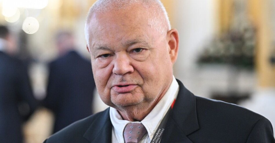 zdjęcie: Żródło PAP: w środę Glapiński przedstawi publicznie rozwiązania dot. „polskiego SAFE 0 proc.” / Warszawa, 06.08.2025. Uroczystość zaprzysiężenia Prezydenta RP Karola Nawrockiego. Szef NBP Adam Glapiński przed uroczystością inwestytury Prezydenta RP na Wielkiego Mistrza Orderu Orła Białego i Orderu Odrodzenia Polski, 6 bm. na Zamku Królewskim w Warszawie. Karol Nawrocki, dotychczasowy prezes IPN, został zaprzysiężony na Prezydenta Rzeczypospolitej Polskiej. Podczas Zgromadzenia Narodowego następca Andrzeja Dudy złożył przysięgę prezydencką, po której formalnie objął urząd głowy państwa. (mr