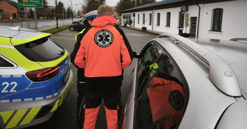 zdjęcie: Policjanci rozdają apteczki i przypominają o bezpieczeństwie / fot. KPP Opole Lubelskie