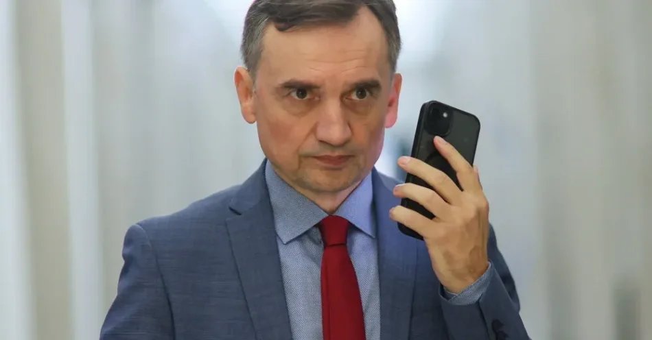 zdjęcie: Ziobro zaapelował do premiera o ujawnienie akt śledztw ws. Krala i Zondacrypto / Warszawa, 01.10.2025. Poseł PiS Zbigniew Ziobro w drodze na konferencję prasową w Sejmie w Warszawie, 1 bm. (ad) PAP/Leszek Szymański