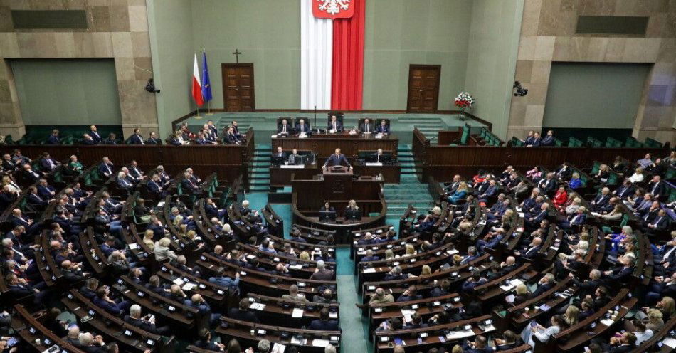 zdjęcie: Tylko 13 posłów PiS i 1 posłanka KO byli przeciwko kandydaturze Hołowni na wicemarszałka / Warszawa, 18.11.2025. Posłowie w Sejmie, 18 bm. Sejm będzie pracować nad projektem ustawy ws. likwidacji CBA, projektem dot. asystencji osobistej oraz ws. zwiększenia bezpieczeństwa na Bałtyku. (ad) PAP/Tomasz Gzell