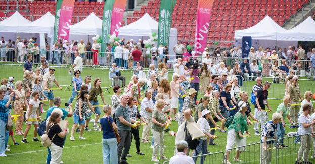 Takiego widoku ten stadion jeszcze nie widział. Ponad tysiąc seniorów i wielkie gwiazdy spotkały się na murawie stadionu