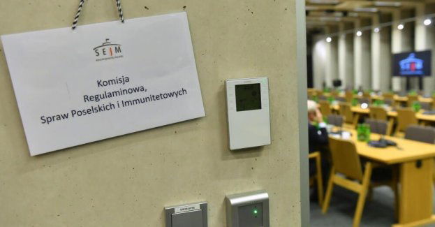 Komisja regulaminowa rekomenduje uchylenie immunitetu posłom PiS Zbigniewowi Ziobrze i Marcinowi Romanowskiemu