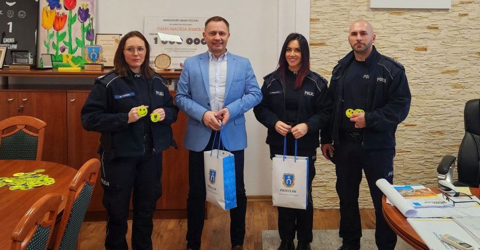 zdjęcie: Odblaski i policyjne lekcje o bezpieczeństwie hulajnóg / fot. KPP w Mielcu