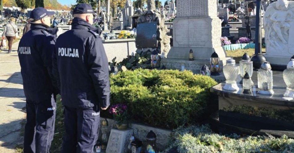 zdjęcie: Komenda zapaliła znicze na grobach funkcjonariuszy Policji Państwowej / fot. KPP Starachowice Uczcili pamięć funkcjonariuszy