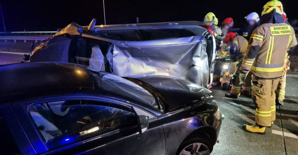 zdjęcie: 9 zdarzeń na drogach powiatu wyszkowskiego w okresie świąt / fot. KPP w Wyszkowie Poręba-Kocęby - S8 ( Toyota i Volvo)