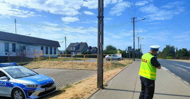 Policjanci czuwają nad bezpieczeństwem podróżnych