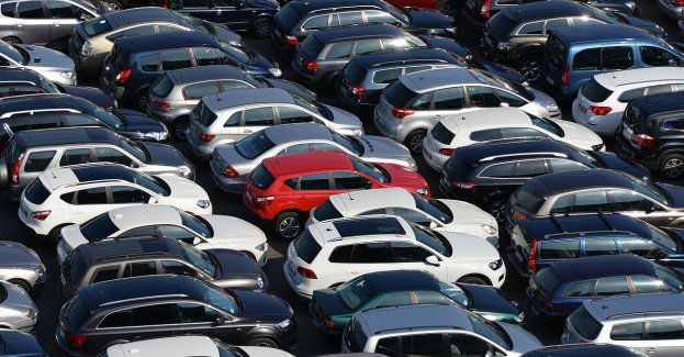Bardzo duży ruch na szlakach; przed Morskim Okiem parkingi zajęte