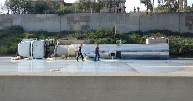 Po wywrotce tira utrudnienia na wjeździe z dk 28 na Zakopiankę