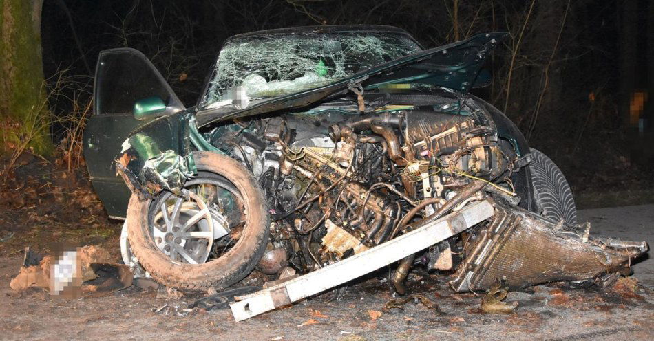 zdjęcie: Dwoje rannych w wypadku w Lipowcu po uderzeniu w drzewo / fot. KPP Biłgoraj