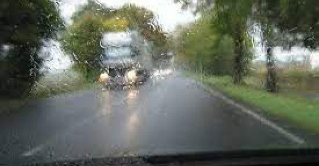 W czasie opadów deszczu dostosujmy prędkość do warunków drogowych!