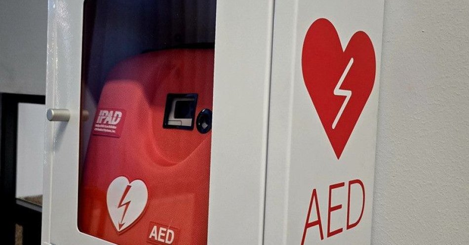 zdjęcie: AED w komendzie Ząbkowice Śląskie zwiększa bezpieczeństwo / fot. KPP w Ząbkowicach Śląskich