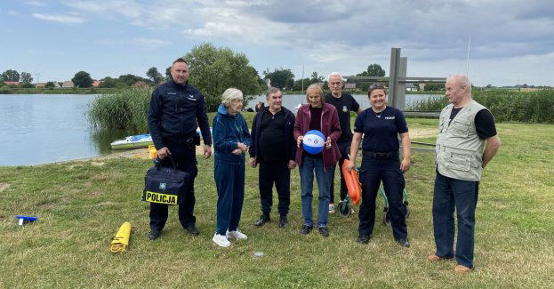 Policjanci i seniorzy nad michalickim zalewem