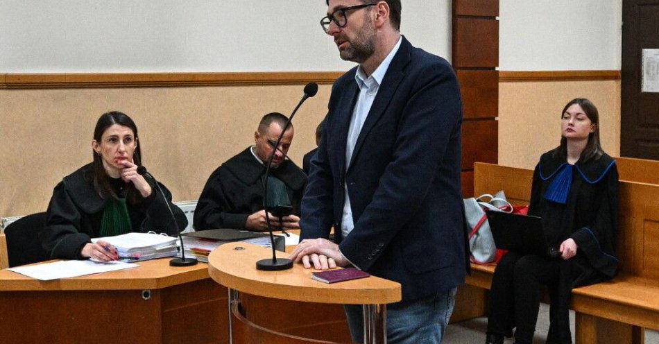 zdjęcie: Daniel Obajtek zeznawał jako świadek w procesie cywilnym z powództwa Orlenu / Łódź, 18.11.2025. Były prezes Orlenu Daniel Obajtek (C) składa zeznania na sali Sądu Okręgowego w Łodzi, 18 bm. Daniel Obajtek występuje w charakterze świadka w procesie wytoczonym przez Orlen byłemu członkowi zarządu spółki Michałowi Rogowi. Przez łódzkim sądem toczy się także drugi proces, w którym pozwanym przez Orlen jest sam Daniel Obajtek. Spółka domaga się od obu byłych członków zarządu zwrotu pieniędzy, które miały być przeznaczone na cele prywatne np. wizyty w hotelach i restauracjach.