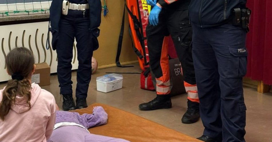 zdjęcie: Policjanci i ratownik uczą dzieci bezpieczeństwa w szkołach / fot. KPP Opole Lubelskie