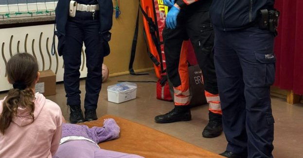 Policjanci i ratownik uczą dzieci bezpieczeństwa w szkołach