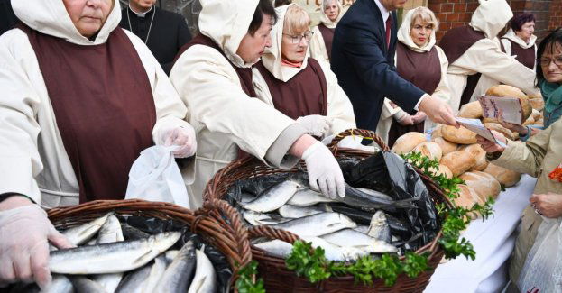 Chleb, śledzie i grosze, czyli wielkopostna jałmużna przed legnicką katedrą