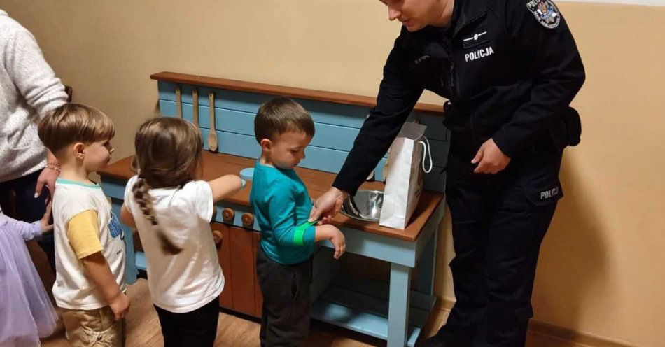 zdjęcie: Policja uczy dzieci bezpiecznej drogi do szkoły / fot. KPP Staszów Bezpieczeństwo- słowo klucz