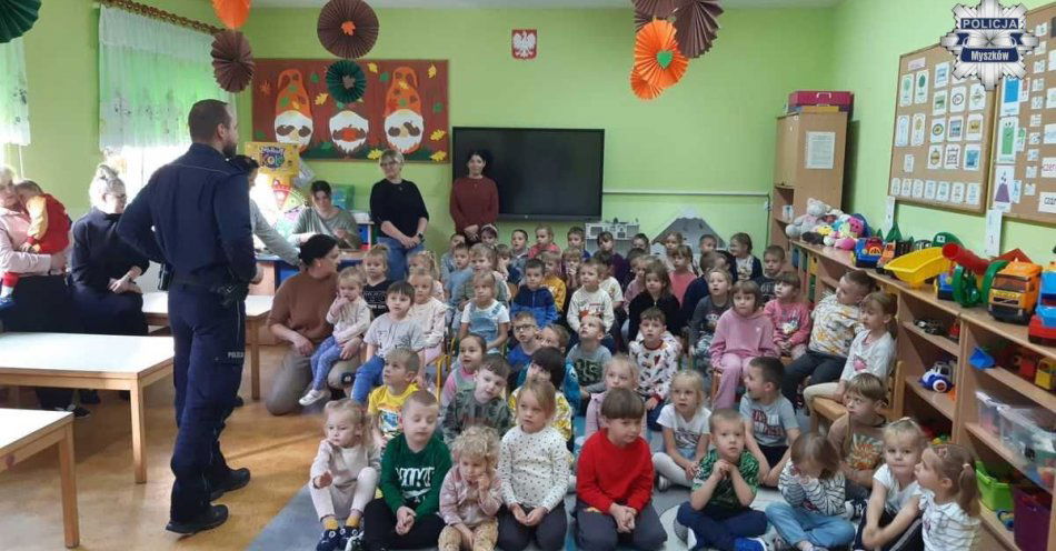 zdjęcie: Sznupek uczy bezpieczeństwa dzieci w Niegowie / fot. KPP w Myszkowie