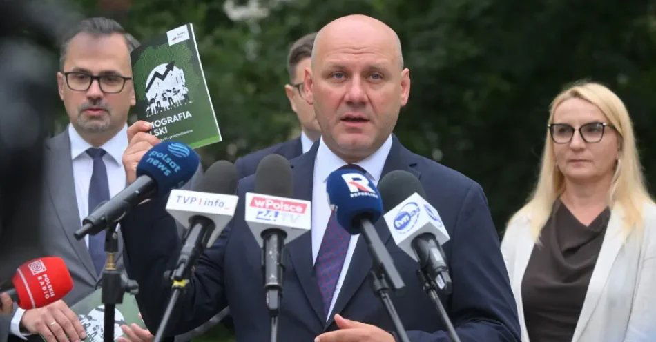 zdjęcie: Rozwój Plus z raportem ws. demografii; propozycje dotyczące załagodzenia kryzysu dzietności / Warszawa, 07.08.2026. Posłowie Klubu Parlamentarnego Rozwój Plus: Marcin Horała (L), Szymon Szynkowski vel Sęk (C) i Agnieszka Ścigaj (P) podczas konferencji prasowej posłów Klubu Parlamentarnego Rozwój Plus przy Skwerze Batalionu AK „Miłosz” w Warszawie, 7 bm. (sko) PAP/Piotr Nowak