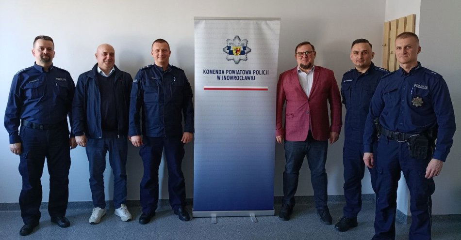 zdjęcie: Służby i radny działają dla bezpieczeństwa Starego Miasta / fot. KPP Inowrocław