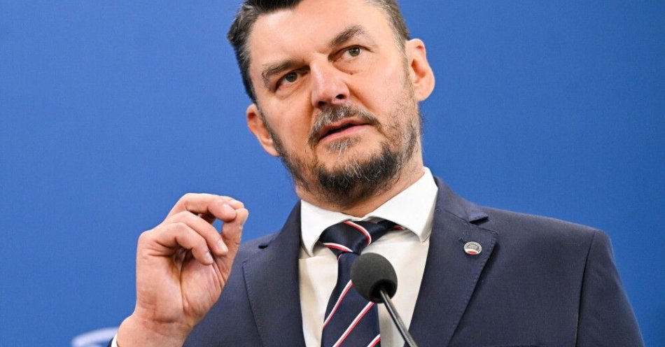 zdjęcie: UdSKiOR: na aukcji w Niemczech miały być też artefakty z Katynia / Warszawa, 30.09.2025. Szef Urzędu do Spraw Kombatantów i Osób Represjonowanych Lech Parell na konferencji prasowej w Sejmie, 30 bm. Spotkanie dot. zmian w ustawie o działaczach opozycji antykomunistycznej i osobach represjonowanych z powodów politycznych. (aldg) PAP/Radek Pietruszka