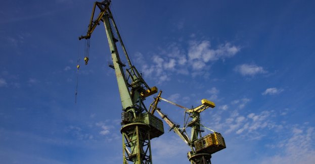 Po przechyleniu się dźwigu zamknięta al. Niepodległości w kierunku Gdańska