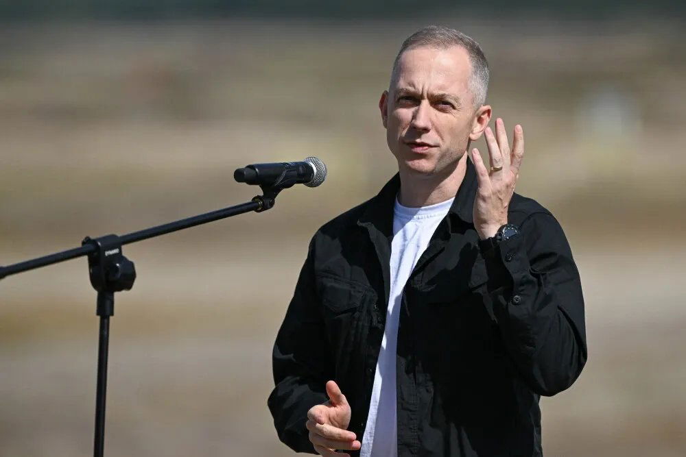 zdjęcie: Tomczyk: wojsko sprawdzi możliwości polskich dronów zdolnych do działania na dystansie ok. 1000 km / Nowa Dęba, 07.09.2026. Wiceminister obrony narodowej Cezary Tomczyk podczas wypowiedzi na poligonie wojsk lądowych w Nowej Dębie, 7 bm. w trakcie pokazu szkolenia wojsk pododdziałów 18. Dywizji Zmechanizowanej z użyciem amunicji bojowej oraz pokazu statycznego sprzętu wojskowego. Wydarzenie odbywa się w ramach XXVII Wystawy Sił Zbrojnych RP podczas XXXIV edycji Międzynarodowego Salonu Przemysłu Obronnego Kielce 2026. (sko) PAP/Darek Delmanowicz