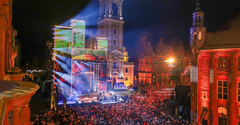 zdjęcie: W noc sylwestrową na toruńskiej Starówce bawiło się ok. 22-25 tysięcy osób / Toruń, 31.12.2025. Publiczność zgromadzona podczas koncertu
