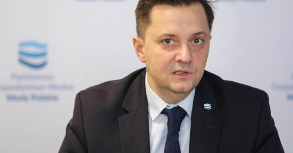 zdjęcie: Balcerowicz: nigdy nie zabezpieczymy się w 100 proc. przed powodzią / Warszawa, 07.01.2026. Prezes PGW Wody Polskie Mateusz Balcerowicz podczas konferencji prasowej w siedzibie Wód Polskich w Warszawie, 7 bm. Konferencja dotyczyła planowanych w PGW Wody Polskie działań i założeń na rok 2026. (sko) PAP/Tomasz Gzell