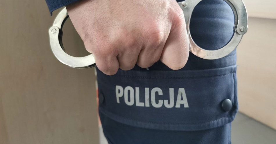 zdjęcie: 63 latek awanturował się przy radiowozie i trafił do aresztu / fot. KMP Łomża