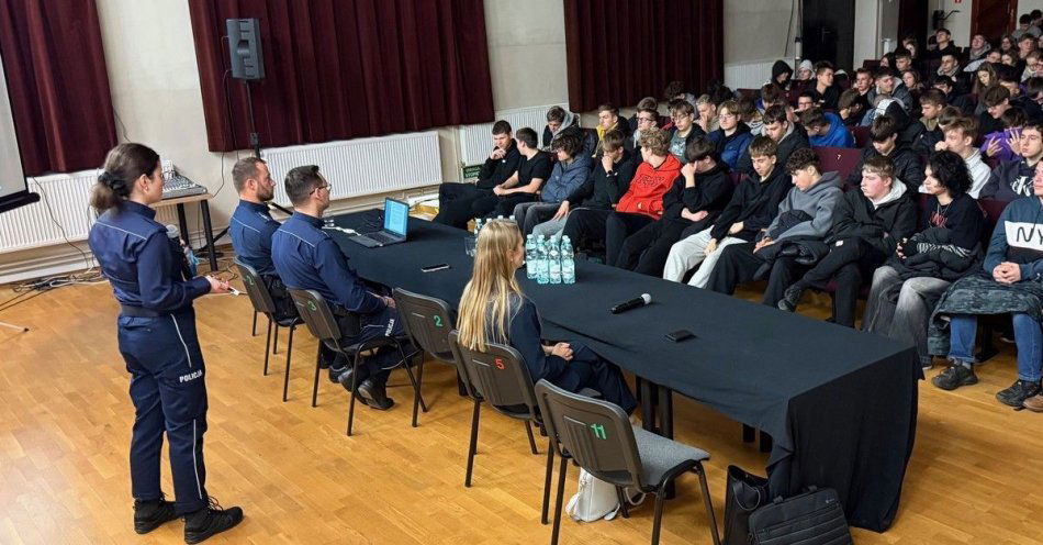 zdjęcie: Sułkowice uczą młodzież o cyberzagrożeniach i bezpieczeństwie / fot. KMP w Myślenicach