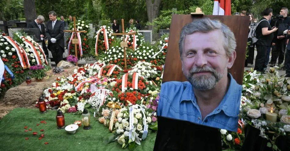 zdjęcie: Działacz białoruskiej opozycji Alaksandr Milinkiewicz spoczął na warszawskich Powązkach / Warszawa, 22.08.2026. Uroczystości pogrzebowe lidera białoruskiej opozycji Alaksandra Milinkiewicza na Cmentarzu Wojskowym na Powązkach w Warszawie, 22 bm. Alaksandr Milinkiewicz zmarł 11 sierpnia br. w wieku 79 lat. (jm) PAP/Marcin Obara