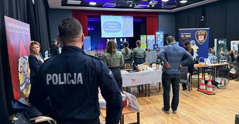 zdjęcie: Policja na Targach Edukacyjnych w Polkowicach zachęca do służby / fot. KPP w Polkowicach