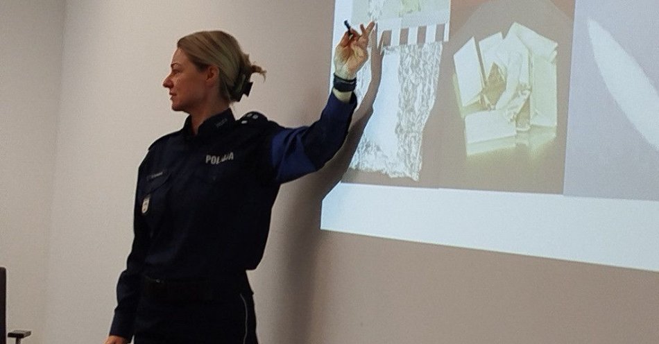 zdjęcie: Narkotyki w pracy. Policjantki szkolą pracowników APATOR S.A. / fot. KMP w Toruniu