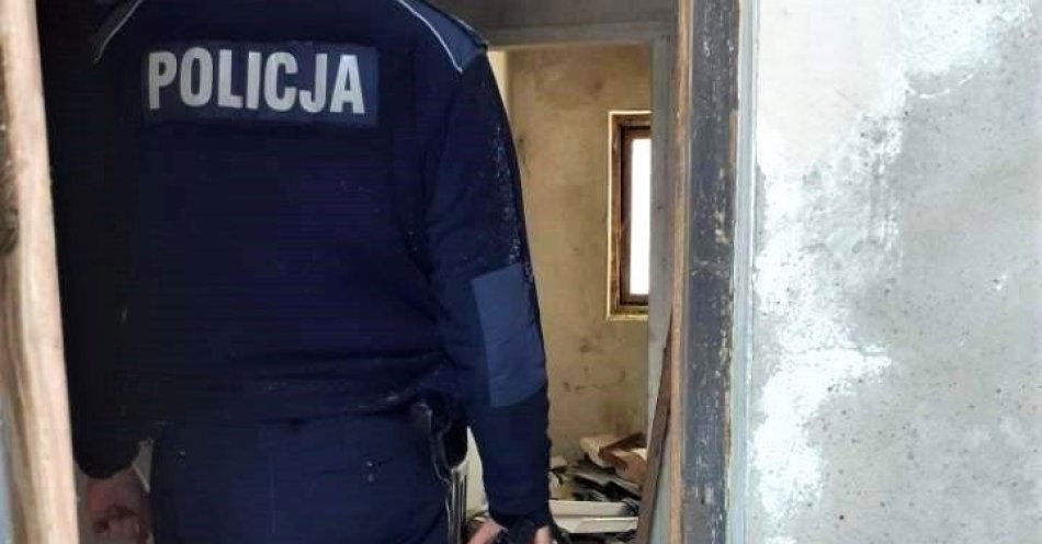 zdjęcie: Policjanci uratowali wychłodzonego mężczyznę z pustostanu / fot. KMP w Nowym Sączu