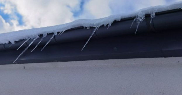 Zalegający na dachach śnieg może stanowić ogromne zagrożenie