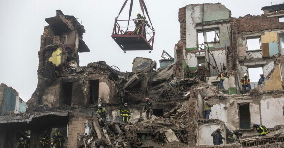 zdjęcie: Rzecznik MSZ: wśród ofiar ataku na Tarnopol 7-letnia Polka / Ukraińscy ratownicy pracują na miejscu rosyjskiego ataku na wieżowiec mieszkalny w Ternopolu, na zachodzie Ukrainy, 21 listopada 2025 r., gdy ratownicy kontynuują usuwanie gruzu w obliczu rosyjskiej inwazji. Co najmniej 31 osób zginęło, w tym 6 dzieci, a 94 osoby, w tym 18 dzieci, zostały ranne w Ternopolu po tym, jak rosyjskie siły przeprowadziły nocne ataki na całą Ukrainę 19 listopada. Obecnie 13 osób jest poszukiwanych, według Państwowej Służby ds. Sytuacji Nadzwyczajnych. EPA/MAXYM MARUSENK