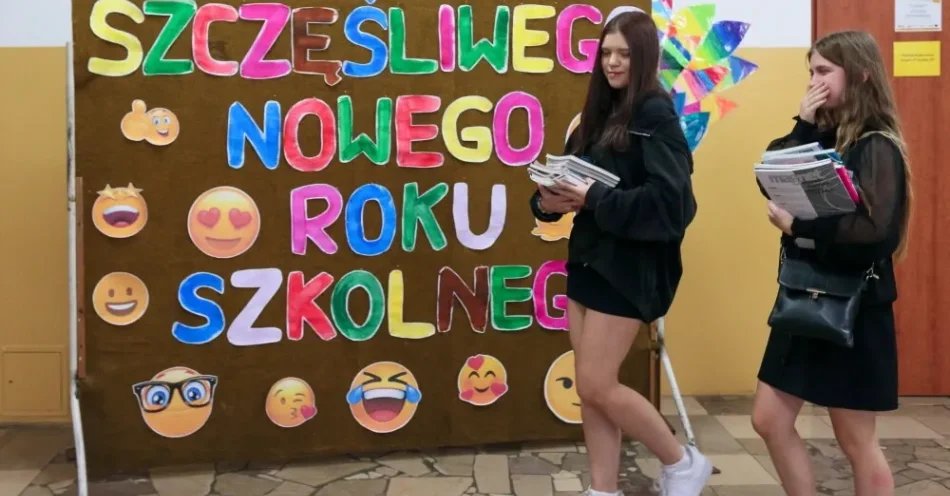 zdjęcie: W roku szkolnym 2026/2027 nowa podstawa programowa i zakaz korzystania ze smartfonów / Gorzów Wielkopolski, 01.09.2025. Dzieci odbierają książki do nauki w Szkole Podstawowej nr 21 w Gorzowie Wielkopolskim, 1 bm. Dziś w szkołach podstawowych i średnich rozpoczyna się rok szkolny 2025/2026. Uczniowie odbierają komplety podręczników, które są darmowe i służą trzem kolejnym rocznikom. Po tym czasie do szkół trafiają komplety nowych książek, które po inwentaryzacji prowadzonej przed rozpoczęciem nauki przez nauczycieli posłużą następnym uczniom. (sko) PAP/Lech Muszyński