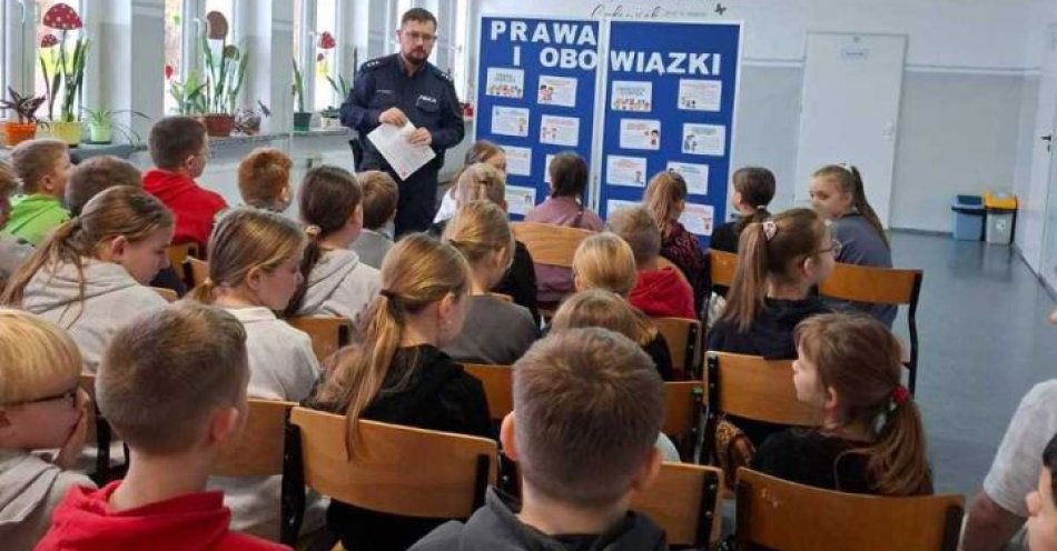 zdjęcie: Jak chronić dzieci przed przemocą Policjant w Brojcach / fot. KPP w Gryficach
