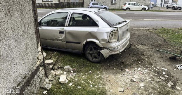 Prawie dwa promile. Kierowca z przyczepą wjechał w budynek