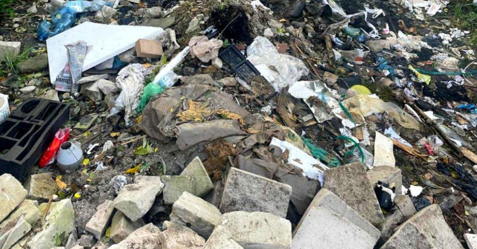 zdjęcie: Palił plastik na działce i dostał 500 zł mandatu / fot. KPP w Iławie Palące się śmieci
