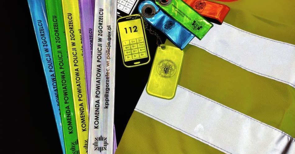 zdjęcie: Noś odblaski po zmroku i bądź widoczny dla kierowców / fot. KPP w Zgorzelcu