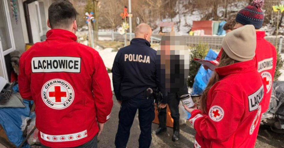 zdjęcie: Dzielnicowy i wolontariusze PCK odwiedzili seniorów / fot. KMP w Suchej Beskidzkiej