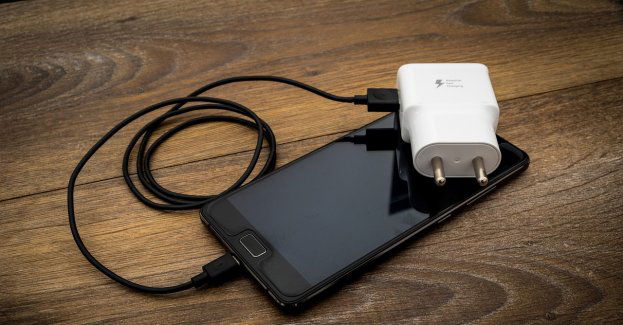 Ponad 900 zarzutów za handel podróbkami akcesoriów do telefonów