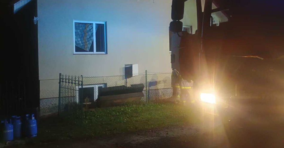 zdjęcie: Policjanci uratowali 63 letniego mężczyznę z płonącego domu / fot. KPP w Brzozowie