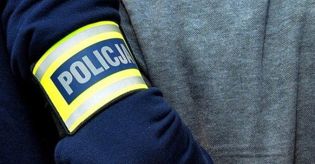 Pijany z zakazem kierowca spowodował kolizje,  znieważył mundurowych później chciał ich  przekupić