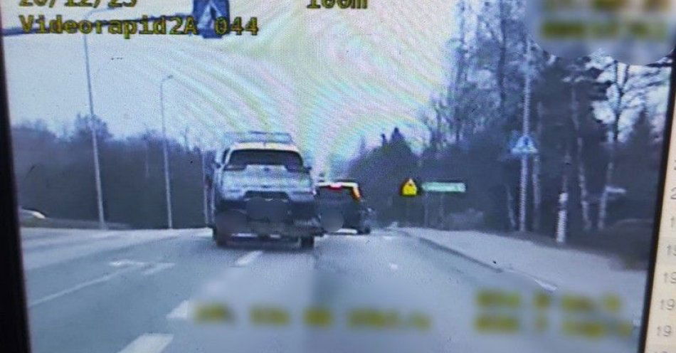 zdjęcie: Mercedsem przewoził 15 osób i stracił prawo jazdy / fot. KMP w Krośnie