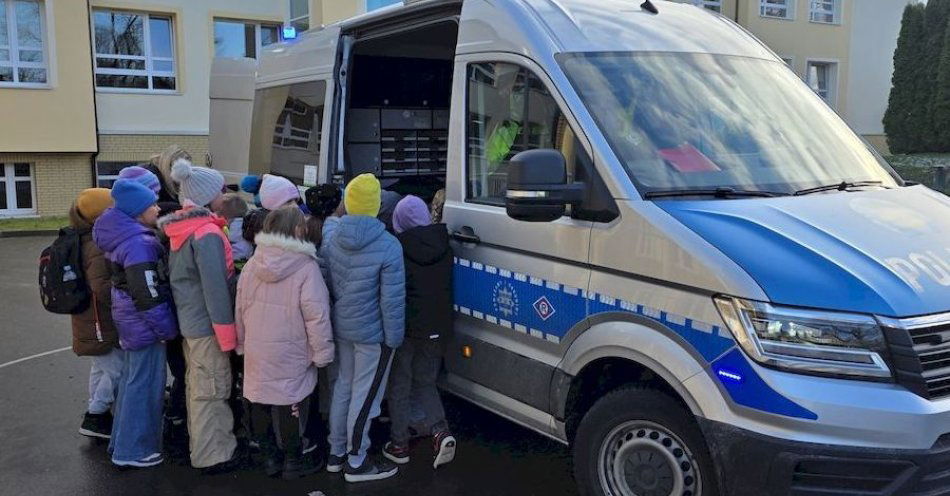 zdjęcie: Policyjne lekcje bezpieczeństwa dla uczniów w Kobylnicy / fot. KMP w Słupsku